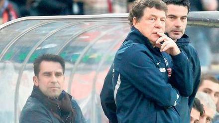 Denksport Fußball. Holen Sie mit Hertha BSC drei Punkte und vermeiden Sie den Abstieg. Diese Aufgabe bringt Trainer Rehhagel und Co-Trainer Tretschok ins Grübeln. 
