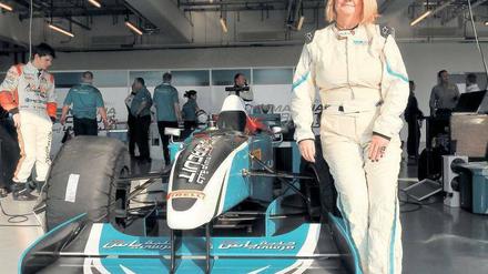 F1-Reporterin Karin Sturm vor ihrer Rundfahrt in Abu Dhabi im Doppelsitzer von Minardi.