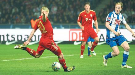 Bayern nimmt Maß. Arjen Robben erzielt das 2:0. Herthas Hubnik und Münchens Gomez schauen zu. Insgesamt traf der Holländer am Samstagabend drei Mal. Foto: Nordphoto