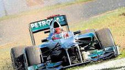 Ausfahrt ins Grüne. Michael Schumachers Getriebe lässt ihn im Stich.Foto: dpa