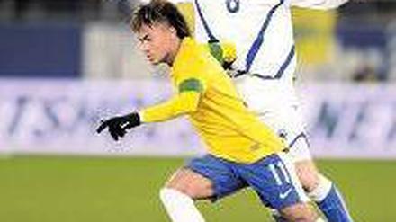 Antrittsschnell. Neymar, hier gegen den Bosnier Rahimic, zieht es nach Europa. Foto: AFP