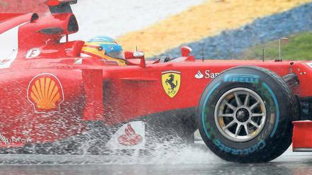 Vor nasser Fahrbahn wird gewarnt. Fernando Alonso kam in seinem Ferrari in Malaysia am besten durch. Foto: dapd