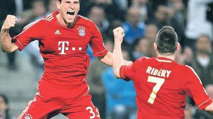 Mia san mia in Marseille. Mario Gomez schießt, sehr zur Freude von Franck Ribéry, die Münchner in Führung. Für Gomez war es das elfte Tor in der laufenden Champions League. Foto: dapd