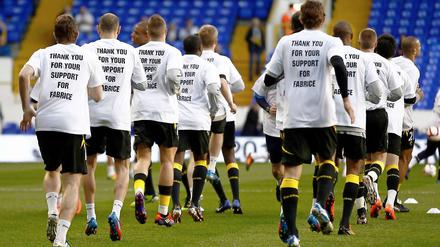 Alle für einen. Boltons Profis bedankten sich beim Einlaufen auf T-Shirts für die Anteilnahme an Muambas Schicksal. 