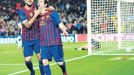 Fein gemacht. Cesc Fabregas (l.) tätschelt Lionel Messi für ein Tor – und einen Rekord.  Der Stürmer trifft so oft wie keiner vor ihm in der Champions League. Foto: dapd
