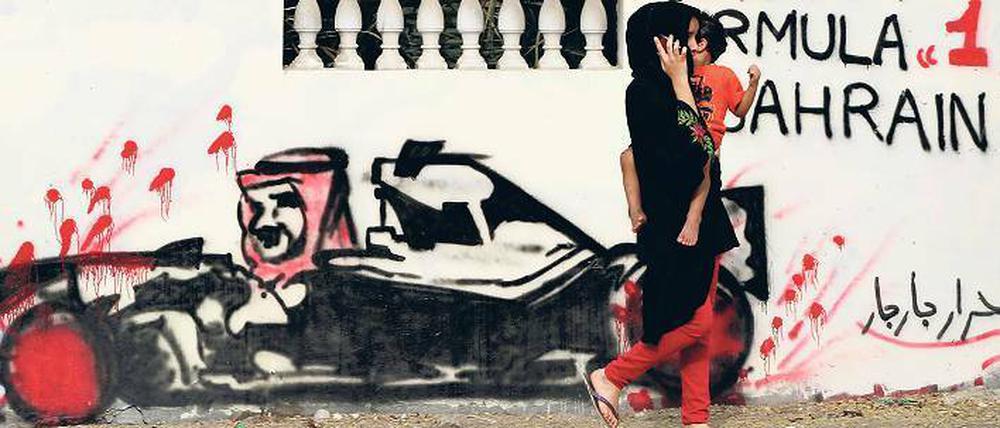 Boykott-Aufruf. Ein Grafitto in Manama zeigt König Hamad in einem Rennwagen, unter dessen Reifen Blut aufspritzt. Foto: dadp