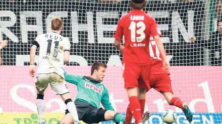 Die Entscheidung. Marco Reus lässt alle Kölner stehen und trifft zum 2:0. Foto: Reuters