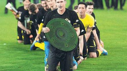 Wenn aus einer Mannschaft ein Schalentier wird. Ganz vorne Kapitän Sebastian Kehl, der Kopf von Borussias Feierraupe. Foto: dapd