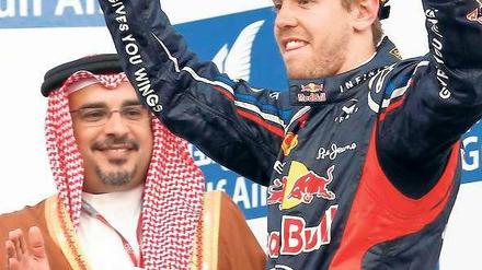 Der Despot klatscht. Kronprinz Salman bin Hamad Al Khalifa gratuliert Vettel.Foto: dapd