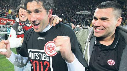 Und ewig jubelt der Oka. Frankfurts Torwart Nikolov (Mitte), seit 21 Jahren im Klub, feiert mit den Fans seinen vierten Aufstieg. Foto: dapd