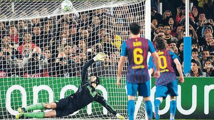 Kopf hoch. Chelseas Keeper Petr Cech konnte dem Elfmeter von Lionel Messi nur hinterherschauen. Der Argentinier traf jedoch nur die Latte – Didier Drogba spendete Trost. Fotos: AFP