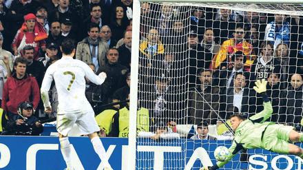 Kein zweites Mal. Aus dem Spiel heraus hatte Cristiano Ronaldo noch einen Strafstoß gegen Manuel Neuer verwandelt, im Elfmeterschießen blieb der Bayern-Torwart Sieger. Foto: AFP
