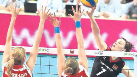 Fingerspitzengefühl. Angelina Grün versucht im Testspiel gegen Polen, den gegnerischen Block zu überlisten. Foto: dpa