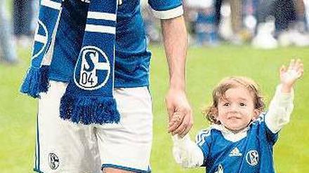 Hasta luego, Schalke! Hand in Hand mit seiner Tochter Maria verabschiedet sich Raúl vom Gelsenkirchener Publikum. Foto: dpa