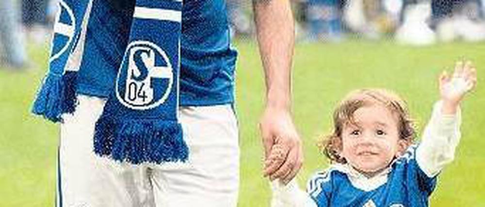 Hasta luego, Schalke! Hand in Hand mit seiner Tochter Maria verabschiedet sich Raúl vom Gelsenkirchener Publikum. Foto: dpa