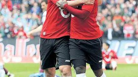 Zwei für Europa. Mohammed Abdellaoue (links) und Didier Ya Konan spielen mit Hannover 96 in der kommenden Saison wieder international. Foto: dapd