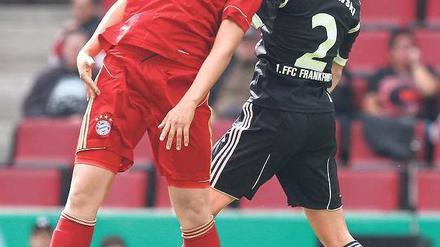 Mit Köpfchen. Sarah Hagen (links) erzielte das wichtige 1:0 für den FC Bayern. Foto: dpa