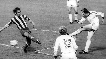 Doppelt war besser: Im ersten Europapokal-Finale des FC Bayern 1974 erzielte Hans-Georg Schwarzenbeck in letzter Minute mit seinem ersten und einzigen Europapokaltor das rettende 1:1 gegen Atletico Madrid. Das Wiederholungsspiel gewannen die Bayern 4:0. Acht erlebnisreiche Endspiele später erlebten die Münchener daheim erneut eine Premiere. Foto: dpa