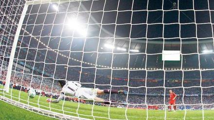 Die Vorentscheidung. Bastian Schweinsteiger schießt seinen Elfmeter an den Pfosten. Im Halbfinale gegen Real Madrid hatte er noch getroffen. Foto: dapd
