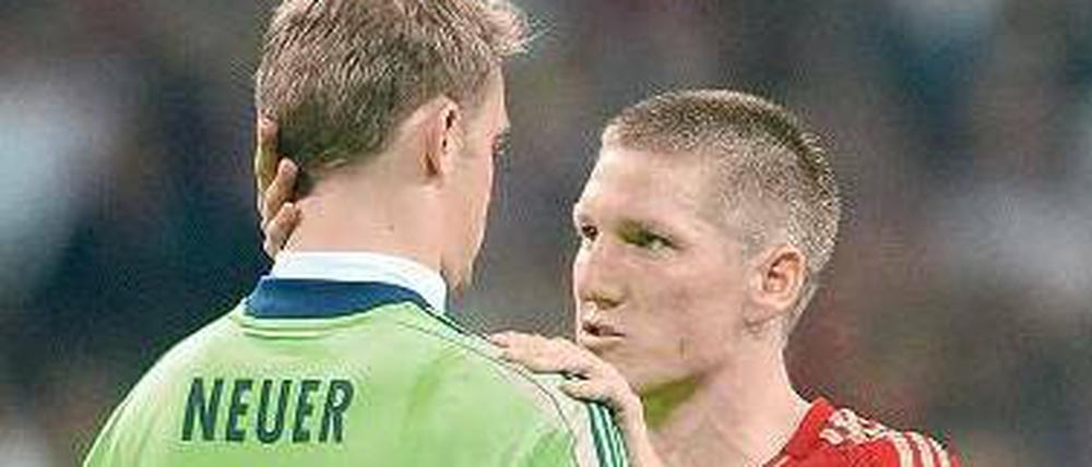 Ich schau dir in die Augen, Großer! Bastian Schweinsteiger, schwer angeschlagene Führungsfigur des FC Bayern, im Dialog mit seinem Klub- und Nationalmannschaftskollegen Manuel Neuer.