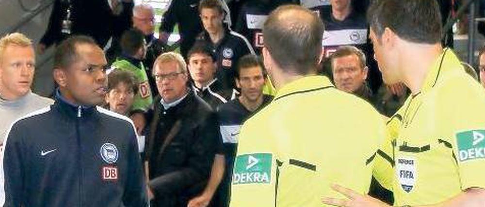 Tatort Stadiontrakt. Was genau passierte? Die Aussagen widersprechen sich. Schiedsrichter Stark (r.) sagt, Kobiaschwili habe ihn auf der Treppe geschlagen, der Hertha-Spieler (auf dem Bild im Hintergrund links) bestreitet das.