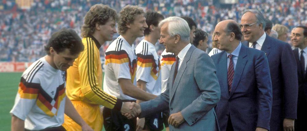 Politische Annäherung. Bundespräsident Richard von Weizsäcker, Italiens Ministerpräsident Ciriaco de Mita und Bundeskanzler Helmut Kohl (von links) begrüßen vor dem EM-Eröffnungsspiel 1988 zwischen Deutschland und Italien die Spieler. 