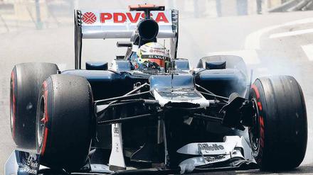 Pastor Maldonado, 27, gewann im Mai in Barcelona überraschend den spanischen Grand Prix, beim Rennen in Monte Carlo lief es für den Venezolaner weniger gut. Maldonado fiel nach einer Kollision mit Romain Grosjean und einem daraus resultierenden Aufhängungsschaden aus (Bild oben). Dem Williams-Piloten wird oft nachgesagt, er sei nur wegen seiner Öl-Millionen-Mitgift, vermittelt durch den venezolanischen Staatspräsidenten Hugo Chavez, in der Formel 1. Am Samstag belegte er in der Qualifikation zum Großen Preis von Kanada in Montreal den fünften Platz. Sebastian Vettel war der Schnellste und startet heute aus der Poleposition. Foto: dapd