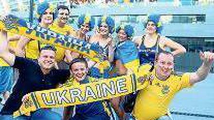 Ukraine 12 Points. Mit ihrem, wenn auch etwas eintönigen, Fangesang vertreiben die Ukrainer sogar Wolken. Foto: dapd