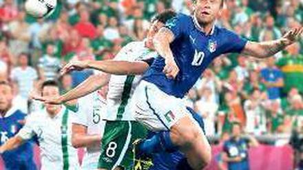 Gleich ist er drin. Antonio Cassano köpft den Ball zum 1:0 für Italien ins Tor, Irlands Keith Andrews kann es nicht verhindern. Foto: Reuters