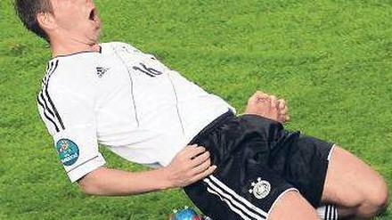 Jubelrutscher. Philipp Lahm löste mit einer Kopie seines Tores aus dem WM-Eröffnungsspiel 2006 den Knoten gegen defensive Griechen. Foto: dpa
