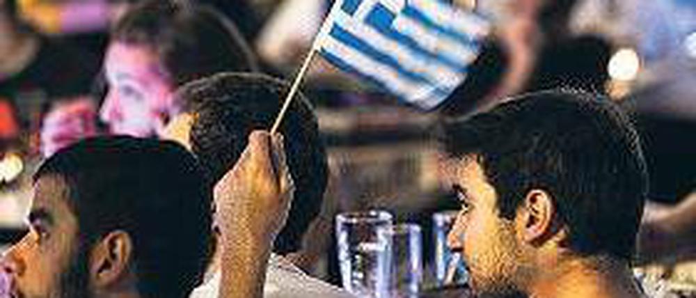 Einsames Fähnchen. Griechische Fans beim Public Viewing. Foto: AFP