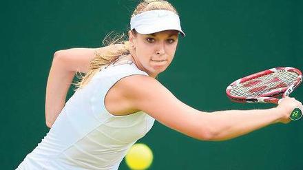 Mit starker Rückhand. Sabine Lisicki hatte mit der Kroatin Martic in der ersten Runde von Wimbledon wenig Probleme. Foto: AFP