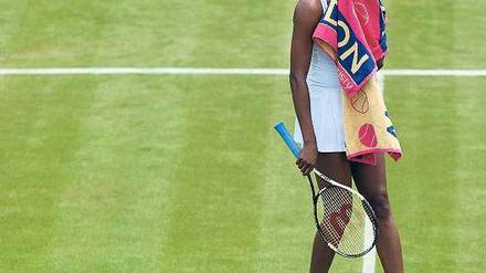 Das war’s dann schon wieder. In Wimbledon verlor Venus Williams ihr erstes Spiel gegen die Russin Jelena Wesnina 1:6 und 3:6. Trotz ihrer zuletzt vielen enttäuschenden Auftritte und ihrer Krankheit will sie ihre Karriere fortsetzen. Foto: dpa