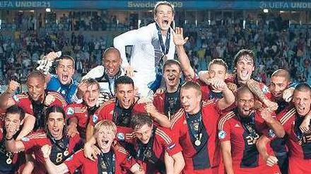 Hoch soll er leben. Die U 21 feiert den EM-Titel 2009, obenauf Torwart Manuel Neuer. Oder ist es etwa ein Bild aus der Zukunft?