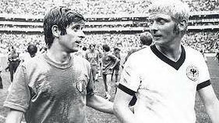 Ausgerechnet du. Gianni Rivera (links) nach dem legendären WM-Halbfinale 1970 im Gespräch mit seinem deutschen Gegen- spieler Karl-Heinz Schnellinger. Foto: dpa