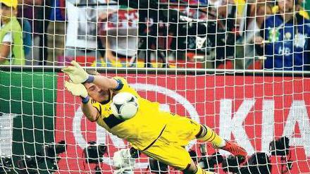 Roter Held in Gelb. Iker Casillas hielt im Elfmeterschießen einen Strafstoß, zuvor hatte der spanische Kapitän in 120 Minuten kaum etwas zu tun bekommen. Foto: dapd