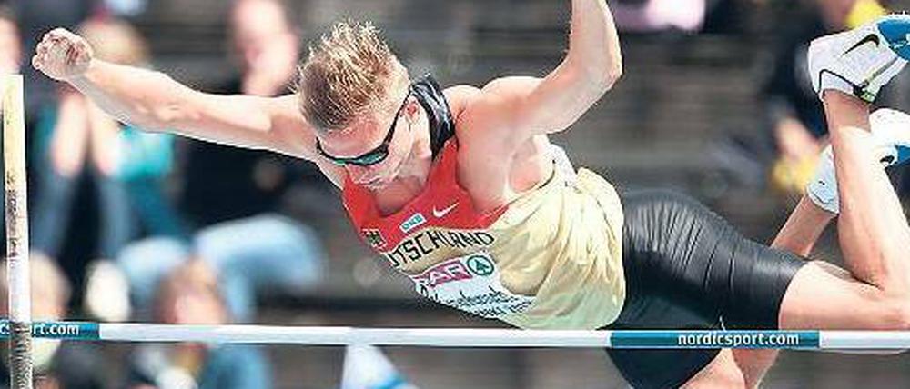 Ganz oben. Pascal Behrenbruch springt erstmals in einem Zehnkampf über fünf Meter im Stabhochsprung und schafft insgesamt starke 8558 Punkte. Dieses Ergebnis macht ihn für London zu einem Anwärter auf eine olympische Medaille. 