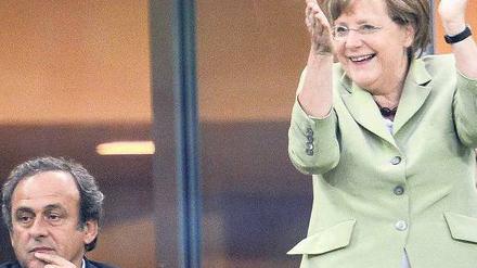 Selbst Bundeskanzlerin Angela Merkel hielt es nicht mehr auf den Sitzen. Der 11FREUNDE-Liveticker provozierte während der EM mehr Ekstase als Justin Bieber bei einem Gratiskonzert in der Fußgängerzone von Leer.