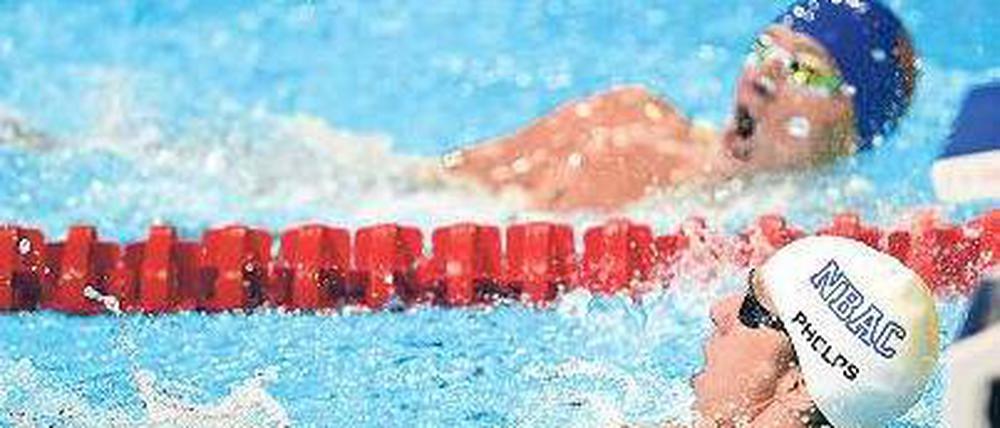 Glückwunsch, Kumpel. Ryan Lochte (oben) war neun Hundertstel Sekunden langsamer als sein Rivale Michael Phelps (unten). Foto: dpa