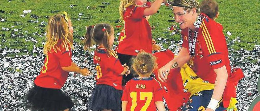 Konfettikrönung. Fernando Torres wird von seinen Kindern und denen seiner Teamkollegen mit viel Glanz bedacht. Foto: Reuters