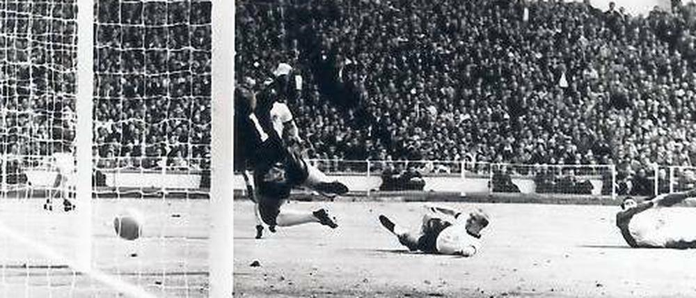Nie wieder Wembley? Dass Linienrichter wie Tofik Bakhromov im WM-Finale 1966 strittige Torentscheidungen treffen, soll es bei Fifa-Turnieren bald nicht mehr geben.