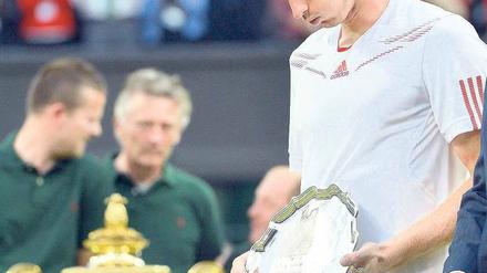 Schales Ding. Der Schotte Andy Murray kommt dem Pokal nicht nah genug, der geht wieder an Roger Federer. Foto: Reuters