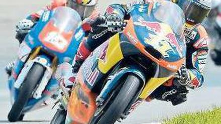 Schön in Schieflage. Sandro Cortese will erster Titelträger der neuen Moto-3-WM werden. Foto: dapd