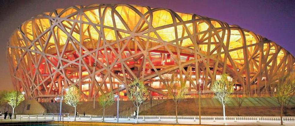 Schön bunt, aber ganz schön teuer. Pekings berühmtes Olympiastadion steht leer, soll aber Touristen anziehen.