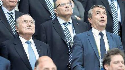 Schiedsrichter gesucht. Fifa-Präsident Joseph Blatter (l.) und DFB-Chef Wolfgang Niersbach haben sich auseinander gelebt. Foto: dapd