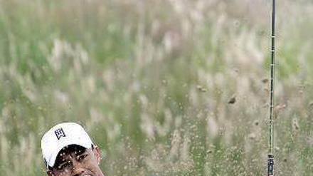 Wieder aufgetaucht. Tiger Woods beim Training in England. Foto: dpa