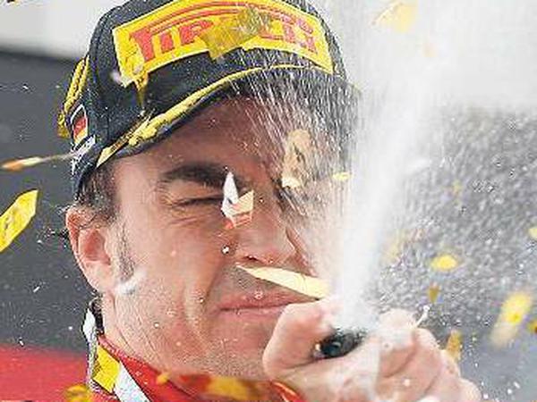 Fernando Alonso feiert nach dem Sieg in Hockenheim.