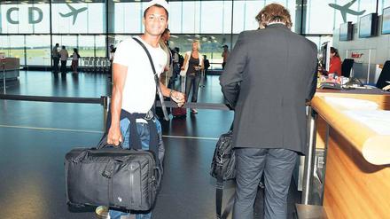 Mit Koffer nach Kiew. Raffael bei seiner Abreise auf dem Wiener Flughafen. Foto: Koch