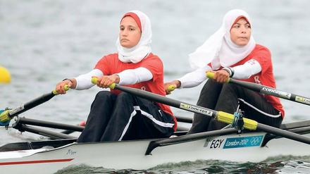 Rudern im Ramadan. Sportlern, wie den Ägypterinnen Fatma Rashed (l.) und Sara Mohamed Baraka, hilft es, dass der Koran eine Ausnahmeregelung vorsieht: Wer auf Reisen ist, braucht nicht zu fasten.Foto: Reuters