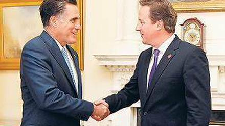 Willkommen? US-Präsidentschaftskandidat Mitt Romney (l.) zu Besuch beim britischen Premierminister David Cameron. Foto: AFP